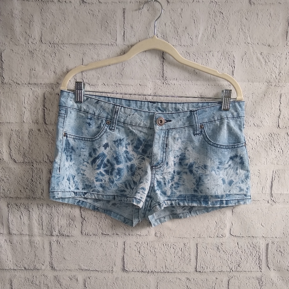 💙 City Streets Bleach Washed Denim Shorts 9
